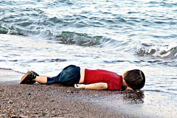 “Em bé Syria bên bờ biển” đã gây chấn động khắp nơi trên thế giới. Nó phản ánh một cách trung thực nhất thực trạng của cuộc khủng hoảng nhân đạo mà thế giới đang phải đối mặt trước dòng người di cư và tị nạn rất lớn để chạy trốn chiến tranh đang đổ về Châu Âu. Em bé người Kurd, 3 tuổi có tên Aylan cùng mẹ và anh trai thiệt mạng trên đường chạy trốn khỏi cuộc chiến tại Syria. Ảnh: Reuters